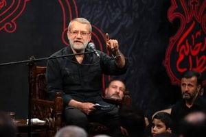 منبرنشینی به سبک علی لاریجانی در هیئت میثم مطیعی/ چگونه رئیس مجلس قانون گذار برجام روی منبر مداح ضد برجام سخنرانی کرد

