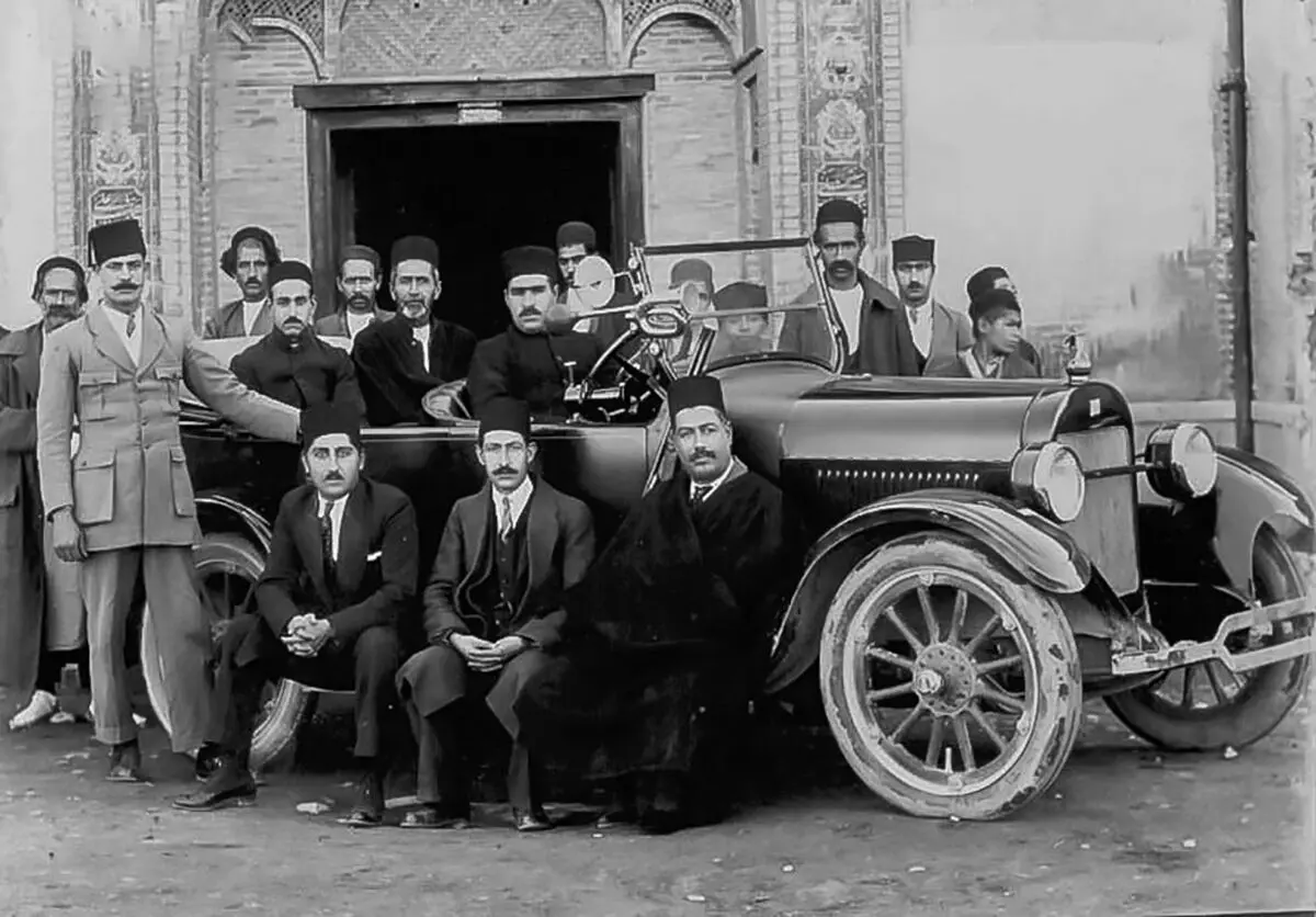 از "گردونه بخار" تا خیابان‌های پر ترافیک: داستان دگردیسی خودروها در ایران / اولین اتومبیل در دوره کدام شاه وارد کشور شد؟

