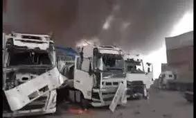  ادای احترام راننده کامیون های مشهدی به یاد همکاران درگذشته شان در حادثه تلخ بندر شهید رجایی/ ویدئو