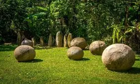 عجیب‌ترین چیز‌هایی که در جنگل‌های بارانی کشف شدند، از رودخانۀ آب جوش تا گوی‌های مرموز