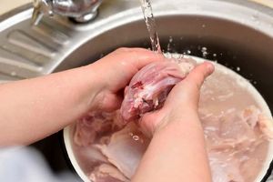 شستن گوشت خام را قبل از پخت توصیه نمی‌کنیم