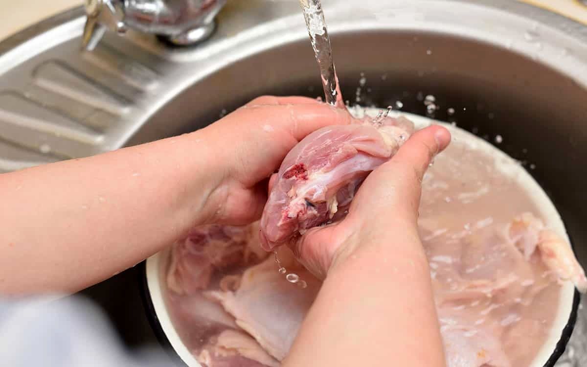 شستن گوشت خام را قبل از پخت توصیه نمی‌کنیم