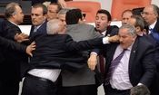 کتک‌کاری در پارلمان ترکیه/ ویدئو