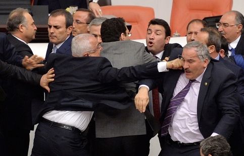 کتک‌کاری در پارلمان ترکیه/ ویدئو