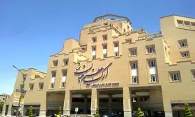 برداشتن تصویر امام (ره) از میدان جهان نمای اصفهان و جایگزینی رئیسی/ عکس

