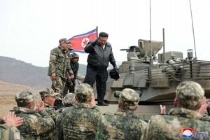 تانک سواری کیم جونگ اون در بحبوحه رزمایش کره جنوبی و آمریکا/ تصاویر
