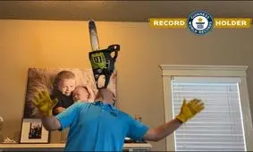 خطرناک‌ترین رکورد گینس؛ راه رفتن با اره برقی روشن روی چانه/ تصاویر