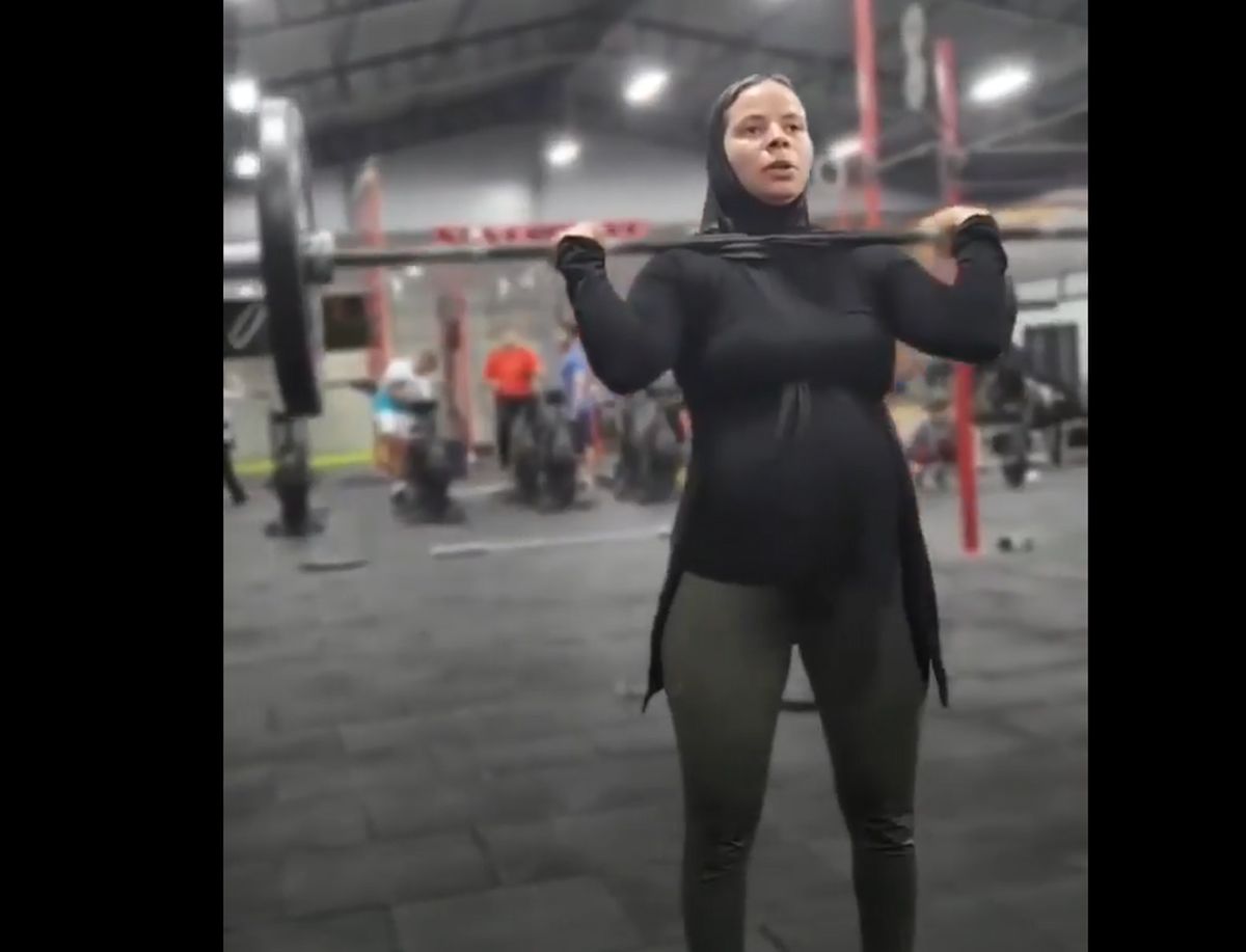 تمرین زن وزنه‌بردار مصری باوجود بارداری/ ویدئو