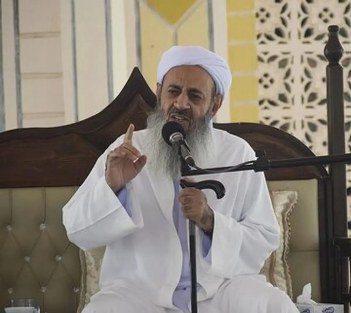کنایه روزنامه کیهان به مولوی عبدالحمید درباره زود اعلام کردن روز عید فطر