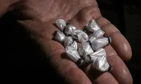 بیش از صد بسته جاسازی مواد مخدر از بدن یک جوان ۲۲ ساله خارج شد