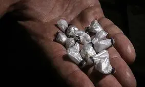 بیش از صد بسته جاسازی مواد مخدر از بدن یک جوان ۲۲ ساله خارج شد