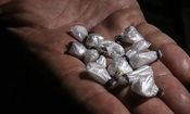 بیش از صد بسته جاسازی مواد مخدر از بدن یک جوان ۲۲ ساله خارج شد
