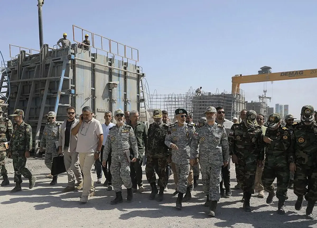 فرمانده کل ارتش: یگان‌های نیروی زمینی با همه توان از مرزها محافظت می‌کنند/ احداث دیوار مرزی، اقدامی اساسی برای حل برخی مشکلات مرزی با کشور همسایه و برادر، افغانستان محسوب می‌شود