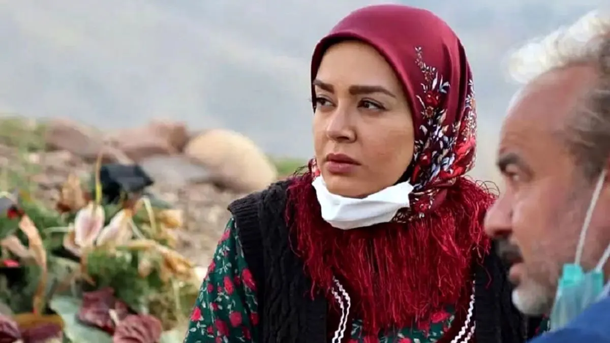 سفر در زمان؛ ظاهر متفاوت «ندا قاسمی» در جلسه دفاع از پایان نامه دکتری اش 