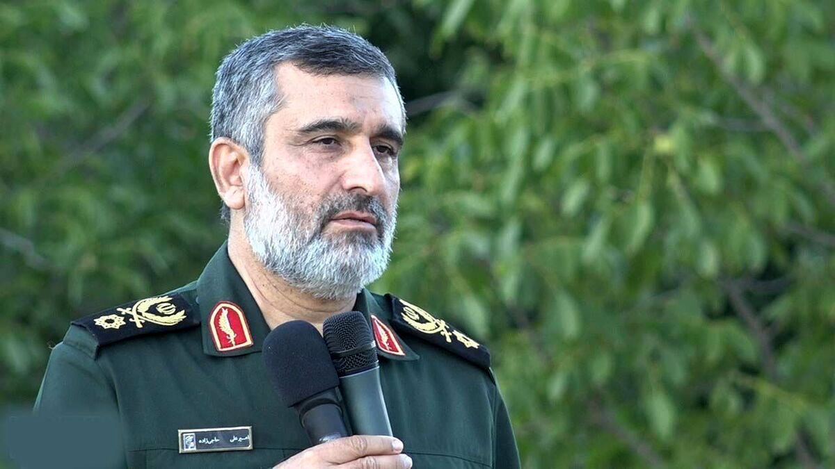 عکس جالب از سردار حاجی زاده با دانش آموزان دبستانی