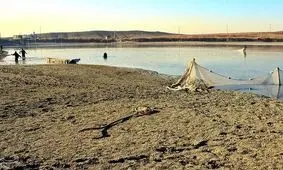 تالاب انزلی تشنه‌ای در فاصله‌ چند متری دریا