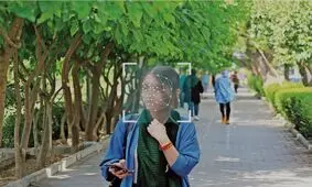 حجاب و پیامک هایی که کسی گردن نمی گیرد