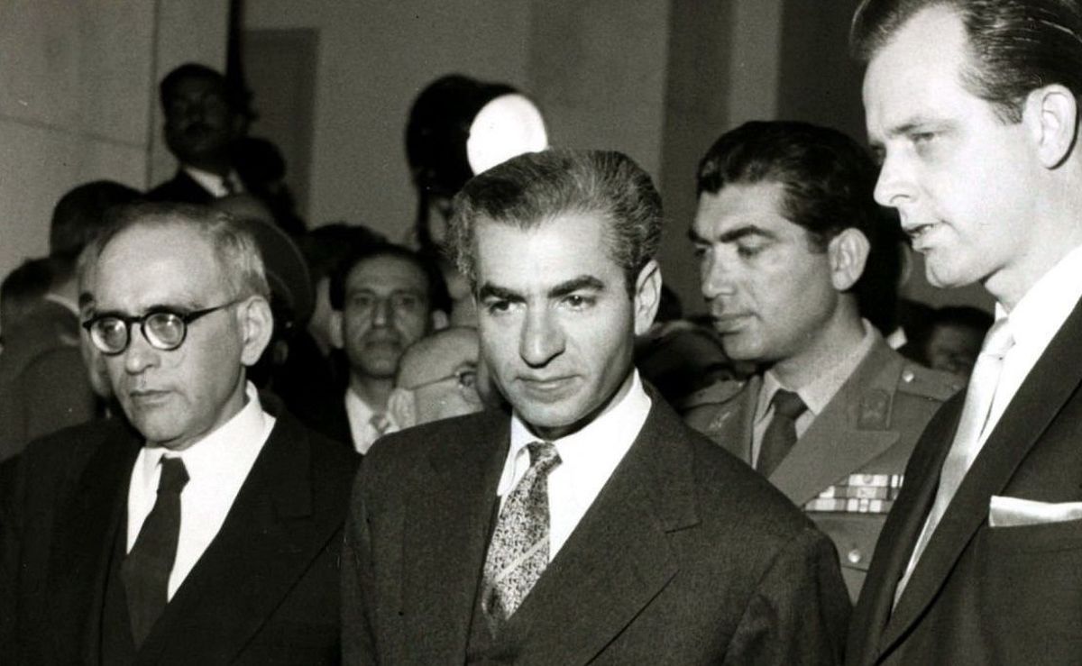  سفر در زمان؛ «محمدرضا پهلوی با تاج و کالسکه» در کاخ گلستان؛ سال 46 