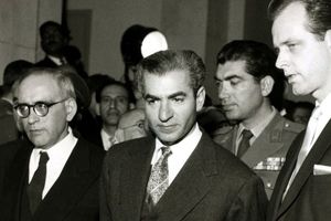 سفر در زمان؛ «محمدرضا پهلوی با تاج و کالسکه» در کاخ گلستان؛ سال 46