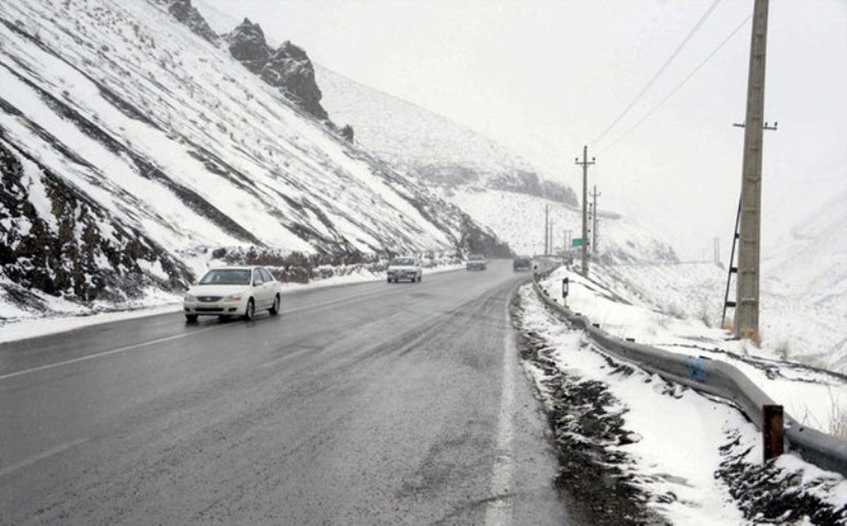 بارش برف در جاده چالوس و الزام همراه داشتن زنجیر چرخ