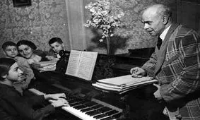 انقلابیِ بی‌مرز: چگونه ابوالقاسم لاهوتی شاعر ایرانی در تاجیکستان جاودانه شد؟
