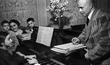 انقلابیِ بی‌مرز: چگونه ابوالقاسم لاهوتی شاعر ایرانی در تاجیکستان جاودانه شد؟
