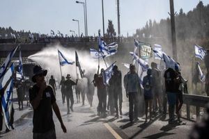 تظاهرات نیروهای ذخیره ارتش اسرائیل مقابل خانه وزیر جنگ


