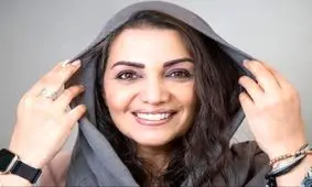 کشف حجاب بازیگر مشهور در کنار مزار پدرش/ ویدئو