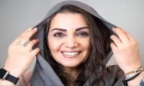 کشف حجاب بازیگر مشهور در کنار مزار پدرش/ ویدئو