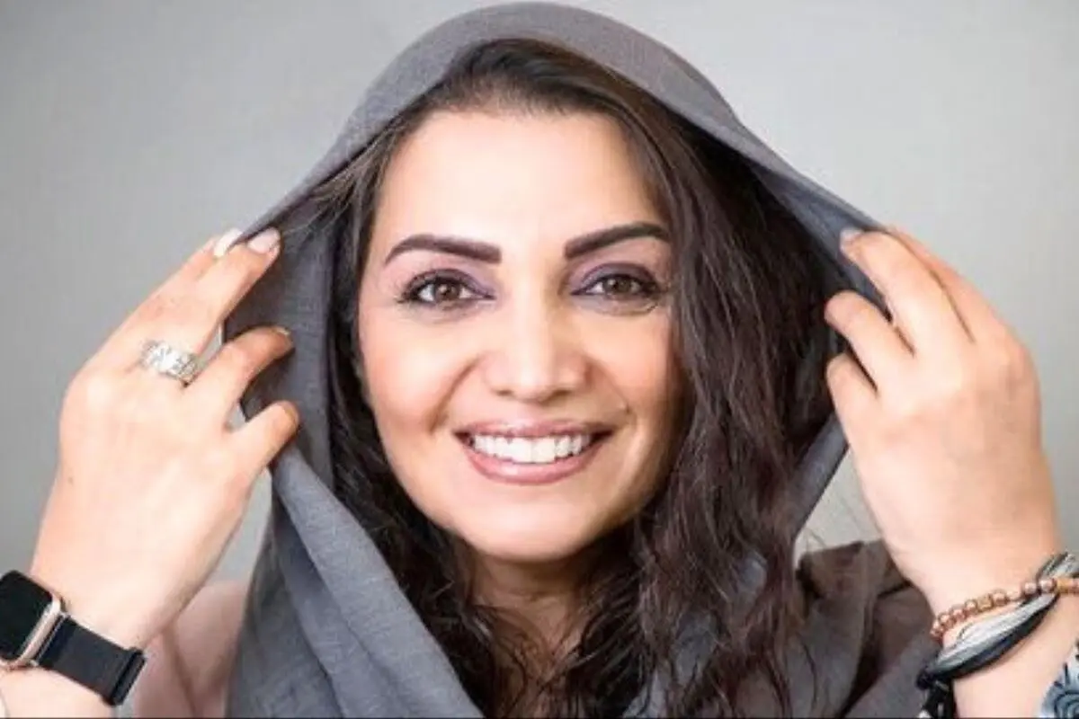 کشف حجاب بازیگر مشهور در کنار مزار پدرش/ ویدئو