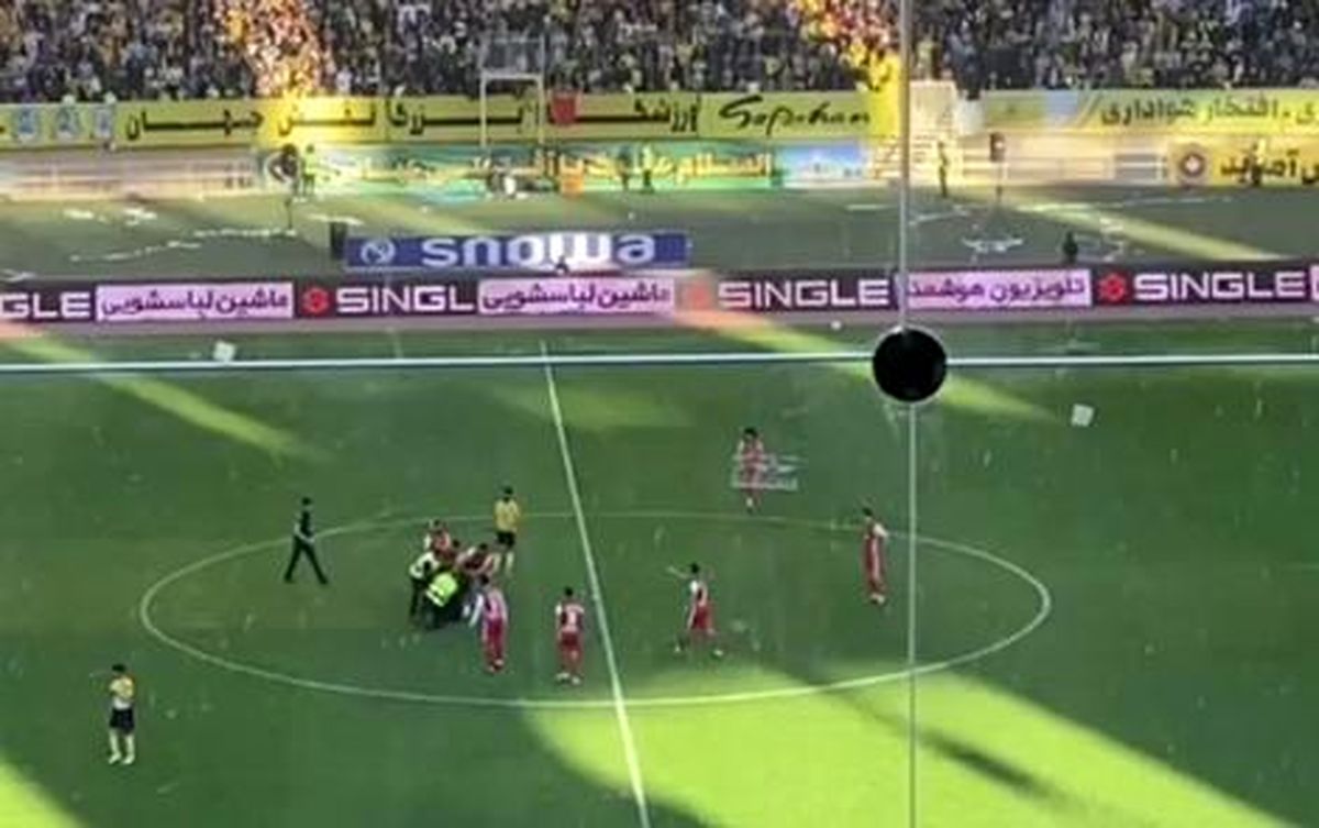 ورود همزمان 2 جیمی جامپ به داخل زمین در جریان بازی سپاهان - پرسپولیس/ ویدئو