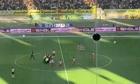 ورود همزمان 2 جیمی جامپ به داخل زمین در جریان بازی سپاهان - پرسپولیس/ ویدئو


