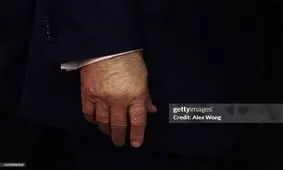 تصویری از دست گریم شده ترامپ در نشست خبری امروز در کاخ سفید