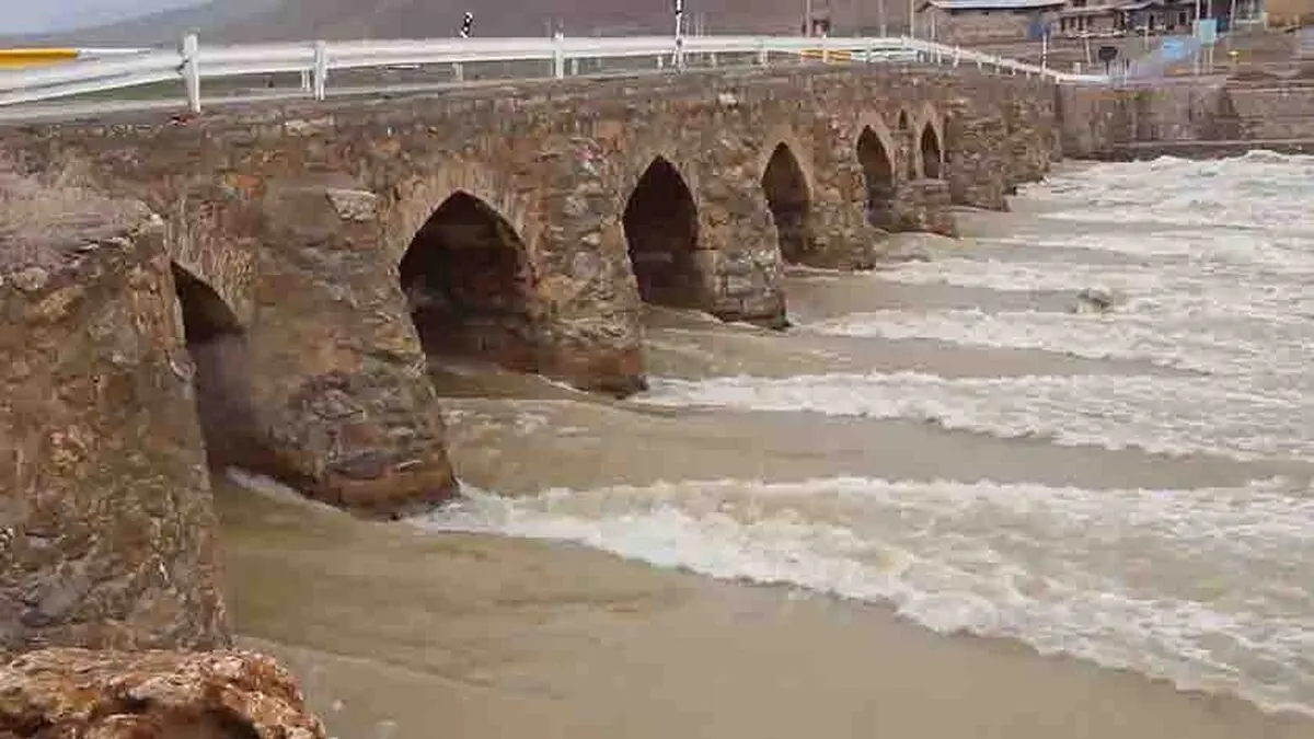 افزایش ورودی آب به سد زاینده رود در پی بارش‌های اخیر/ ویدئو