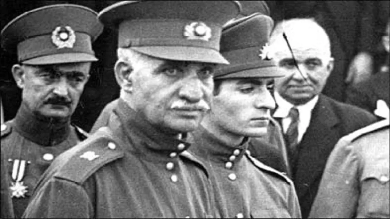 رضاخان در مراسم استقبال از احمد شاه