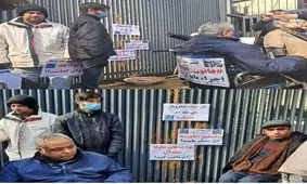 معلولان درب سازمان برنامه و بودجه را گِل گرفتند/ اعتراض به پرداخت نشدن معوقات و مشکلات معیشتی