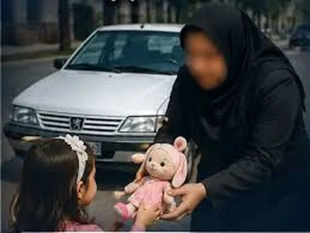 ترفند عجیب دو زن سارق برای سرقت از کودکان ؛عروسک بگیر گوشواره بده