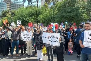تجمع بسیاری از خانواده‌های اعضای منافقین در مقابل سفارت ترکیه/ ویدئو