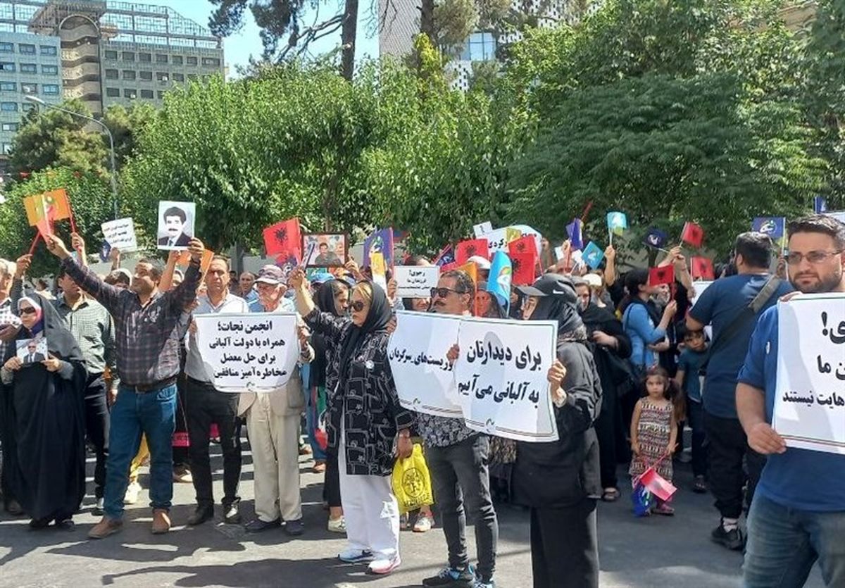 تجمع بسیاری از خانواده‌های اعضای منافقین در مقابل سفارت ترکیه/ ویدئو