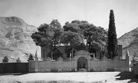 سفر به تاریخ؛ عکس یادگاری شیرازی‌ها در کنار مقبرۀ سعدی؛ 100 سال قبل 