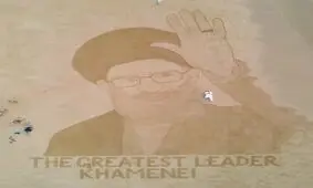 نقاشی چهره رهبر شهید انقلاب توسط طراح پاکستانی روی شن/ ویدئو