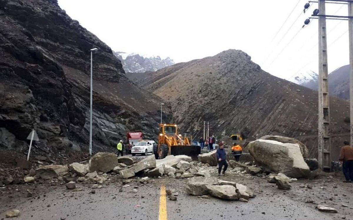 هشدار باران سنگ در این جاده شمالی