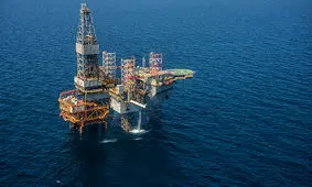 نفت داریم، دکل نداریم؛ فقر ملی با وعده جبران نمی‌شود/ ایران با در اختیار داشتن ۱۳۳ دکل، تنها حدود ۶۰ تا ۷۰ دکل فعال دارد/ کمبود دکل، فرار سرمایه‌گذاران و مسئولانی که همچنان در پناه واژه‌ تکراری «تحریم» پنهان شده اند