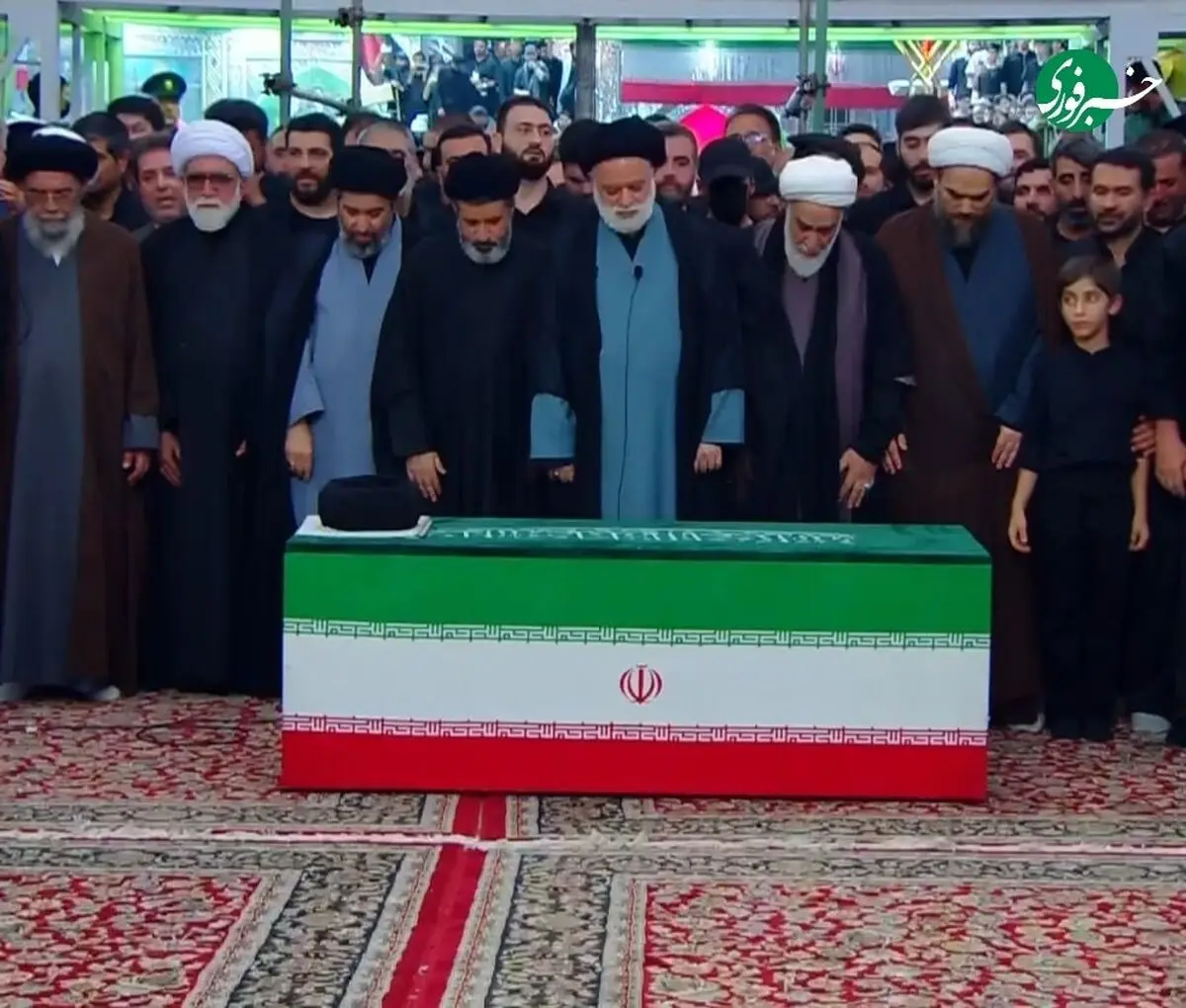  اقامه نماز بر پیکر رهبر شهید انقلاب توسط فرزند ارشد ایشان در حرم مطهر رضوی/ ویدئو