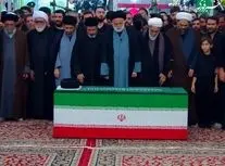  اقامه نماز بر پیکر رهبر شهید انقلاب توسط فرزند ارشد ایشان در حرم مطهر رضوی/ ویدئو