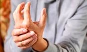 مبتلایان به لرزش غیرارادی دست ها چه کنند؟