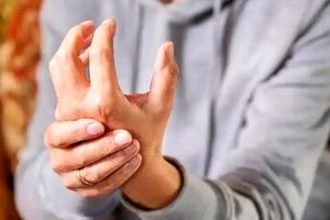 مبتلایان به لرزش غیرارادی دست ها چه کنند؟