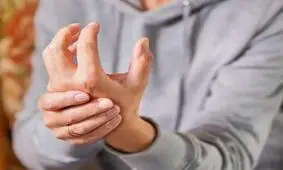 مبتلایان به لرزش غیرارادی دست ها چه کنند؟