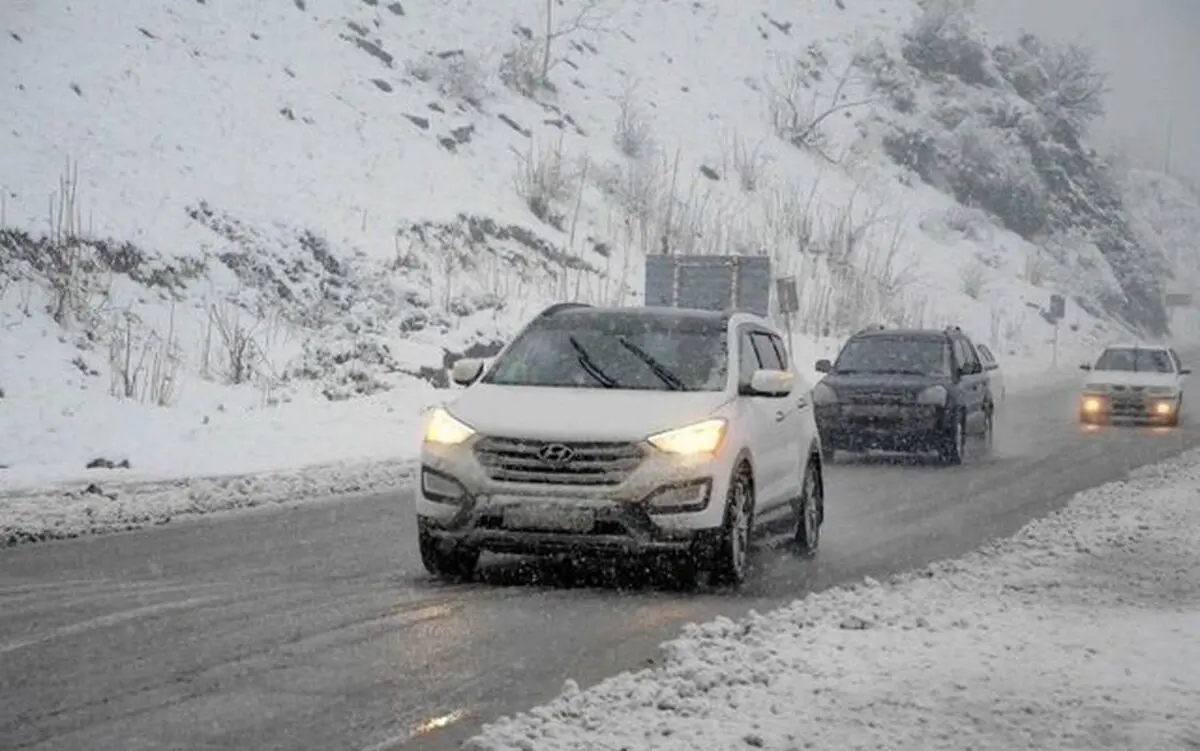 بارش سنگین برف و ترافیک پرحجم در محور هراز


