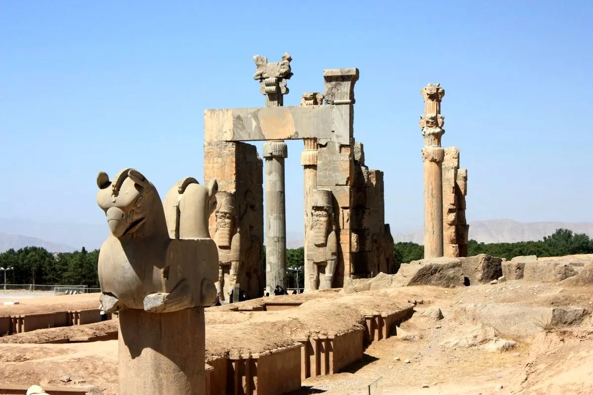 تخت‌جمشید ۱۳۷۵؛ قاب خاموش از شکوه فراموش‌شده